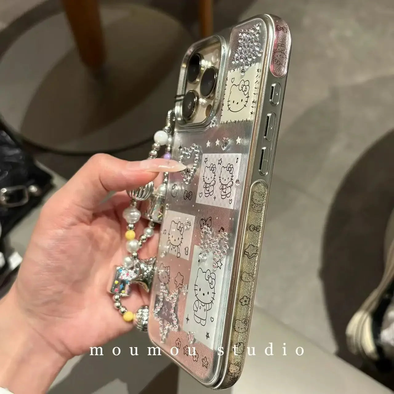 The electroplated silver-framed checkered cute Hello Kitty phone case with a bracelet is suitable for iPhone16 15 1413 pro max