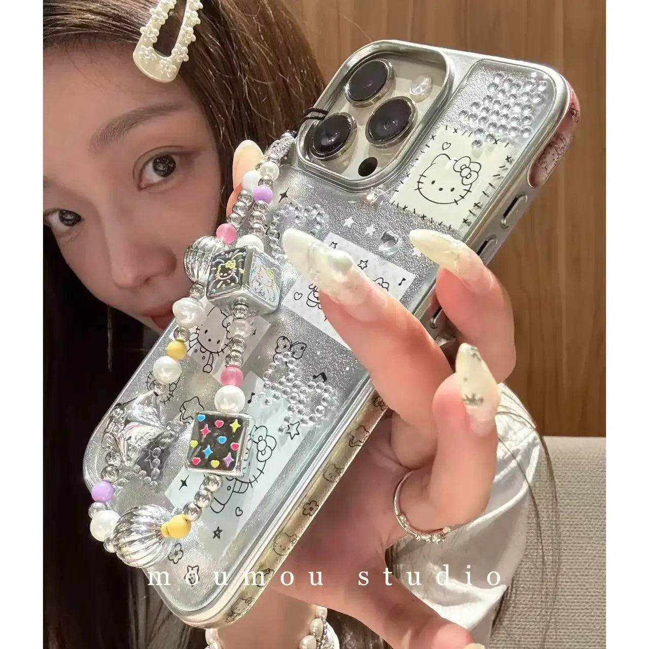 The electroplated silver-framed checkered cute Hello Kitty phone case with a bracelet is suitable for iPhone16 15 1413 pro max