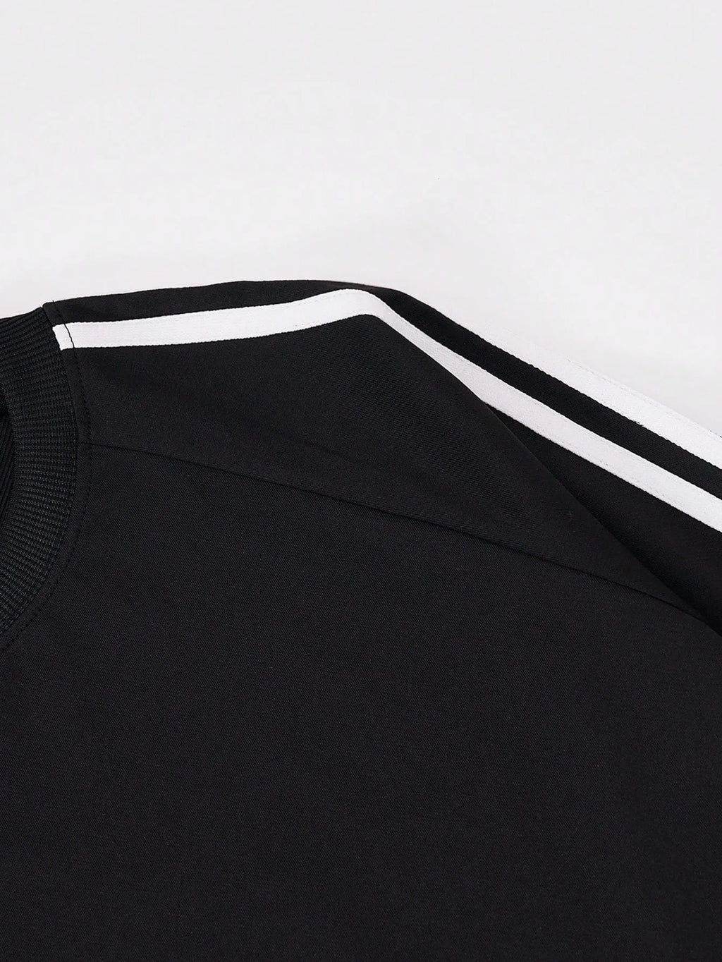 The new men's long-sleeved T-shirt for Spring and Autumn 2025 is casual soft and comfortable with 3D digital printing